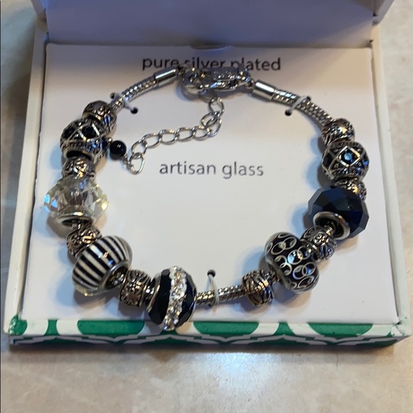 Beautiful silver plated bracelet. New in box. - Picture 2 of 3